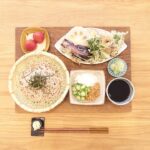 Fumino Kimura Instagram - *** 今日のごはんでした。 ざる蕎麦 蓮根、ナス、さつまいも 菜の花、舞茸、大葉の天ぷら 長芋とオクラに納豆のネバネバ小鉢 とちあいか🍓 蕎麦つゆ初めて作ってみたけど 次はもっと琥珀色に寄せたいなぁ🤔 レシピ通りでも比べると色が全然違くて 昨日の筍の含め煮でも 色濃く出るなぁって思ったから 使ってるみりんかも。 しばらくみりんジプシーかな。 天ぷら、何が一番好きですか？ 私は舞茸が好きです🍄✨