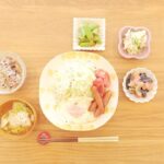 Fumino Kimura Instagram - *** 今日のごはんでした。 たっぷりサラダとトマト 目玉焼きにウィンナー スナップエンドウのごま和え シンプルなポテトサラダ ナスとベーコンのさっと炒め キャベツとハナビラタケのおみそ汁 雑穀米 寝る前に一週間分位のメニューを 何となく考えたり見直したりしてるんですが 大半は眠いなぁって思いながらなので 朝起きて見直して何でこの組合せ？ って思うことしばしばなんです。 メニューはちゃんと 冷蔵庫を見ながら組み立てないとなぁ。
