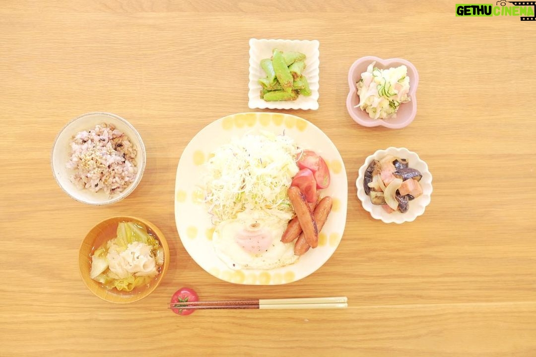 Fumino Kimura Instagram - *** 今日のごはんでした。 たっぷりサラダとトマト 目玉焼きにウィンナー スナップエンドウのごま和え シンプルなポテトサラダ ナスとベーコンのさっと炒め キャベツとハナビラタケのおみそ汁 雑穀米 寝る前に一週間分位のメニューを 何となく考えたり見直したりしてるんですが 大半は眠いなぁって思いながらなので 朝起きて見直して何でこの組合せ? って思うことしばしばなんです。 メニューはちゃんと 冷蔵庫を見ながら組み立てないとなぁ。
