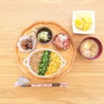 Fumino Kimura Instagram - *** 今日の朝ごはんでした。 鶏そぼろ小松菜たまごの三色丼 蓮根とさつまいものデパ地下風 千切りきゅうりと針生姜もずく トマトとしらすのさっぱり和え 崩し豆腐となめこ白菜のおみそ汁 デコポン ま 味噌 ご ごま和え わ もずく や 小松菜、きゅうり さ しらす し なめこ い さつまいも おぉ、やってみるもんだ。 祖母も母も酢の物をよく出していて 特に祖母の作る三杯酢の味が好きだったなぁ。 幼い記憶だからもう味は忘れちゃったけど ふと思い出して作ってみた三杯酢。 食って一生のものだから 美味しい、好き、の思い出を たくさん作りたい🥗