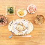 Fumino Kimura Instagram - *** 今日の朝ごはんでした。 サーモンのホイル包み焼き ほうれん草のゴマ和え 今日は甘めのたまご焼き トマトと新玉ねぎのサラダ 昨日の残りのおみそ汁 刻み海苔乗っけ雑穀米 ホイル焼きは お醤油でもぽん酢でもなく お塩パラリで食べるのが好きです🧂