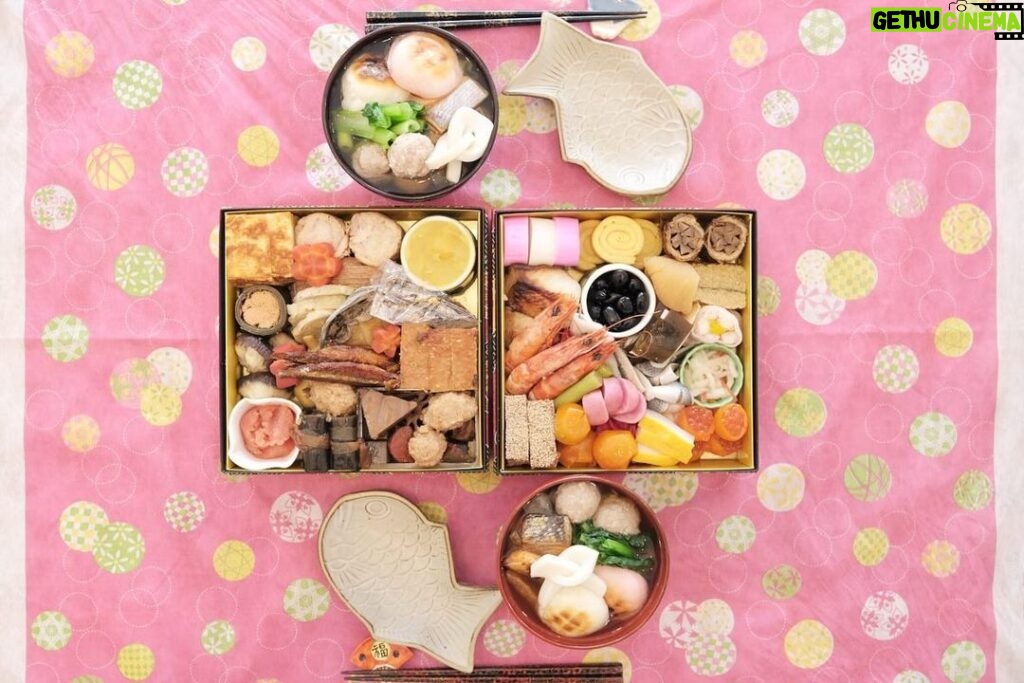Fumino Kimura Instagram - *** ご挨拶が遅くなってしまいましたが 今年もどうぞよろしくお願い致します🙇 毎年大好きな和食屋さん #和楽惣 のお節で始まるのだけど 今年は折角関根さんに教えて貰った 関根家のお雑煮を作りたい！！ と、コツコツ作ってみました。 鶏ももだと思って解凍したら なんとササミで！ 急遽鶏ひき肉を解凍して 鶏団子にしてます。 私が作ると何でも盛り盛りっと してしまうのはご愛敬で。笑 YouTubeに今日アップしてるので 是非作り方マネしてみてね👩🏻‍🍳 サケと鶏のどちらも 簡単に出来て本当に美味しかった🍲 【料理】突っ込めない木村【お雑煮】 https://youtu.be/chGGoTFoS9s ▶️リンクはトップページにあります ちなみに包み紙？熨斗？の絵は 和楽惣が10周年かな？の時に 私が書いたご店主関根さん。 あれから10年経った今も 何かとこうやって使ってくれて嬉しい🤭 また明日ね、お休みなさい🫧