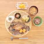 Fumino Kimura Instagram - *** 今日の朝ごはんでした。 いつぞやの自家製アジの干物 切り干し大根入り卵焼き 山芋短冊 にら納豆 筍の木の芽和え 昨日の残りのお味噌汁 雑穀米 甘平🍊 今あるの食べきったら今年の柑橘は終わりかな。 今年の甘平本当に美味しかったから名残惜しい🤤