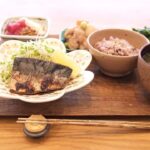 Fumino Kimura Instagram - *** 今日のごはんでした。 自家製塩サバは 乾かしすぎて美味しくなかったので 残ってる分は味噌煮にしようかなと 思ってるところです...orz 自家製塩サバ キャベ千サラダ 昨日のマグロカツの端っこを 切って取っておいた まぐろ山かけ納豆 鶏ふりそでと里芋の煮物 ほうれん草とお揚げの出汁浸し アサリのおみそ汁 雑穀米 焼き鳥のふりそでって部位が 好きで絶対頼むのですが そのふりそでが！ 市場で普通に売っていて感動✨ お家で食べてもやっぱり美味しかった🐓 久々に外に出たら楽しくて 遠足前の子供みたいに寝られない私です🤸🏻‍♀️ おやすみなさい、また明日🫧