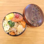 Fumino Kimura Instagram - *** いつかのお弁当。 ぶたじゃが 竹輪ときゅうりの辛子マヨ和え だし巻きたまご ホウレンソウのさっぱり和え コロンと残ってたウィンナー 雑穀米ごはん #ふるきみ のおかあさんの梅干し 奥能登にある農家民宿#ふるきみ のおかあさんが持たせてくれた梅干し。 今まで食べた中で一番好きで 無くなっては送って貰ってました。 またひと瓶無くなったよ また送って貰えるの楽しみにしてるね！！ 江戸切子かと思うような 美しいクヌギの紋様が広がる #大野製炭工場 の木炭は 今でもうちの玄関に鎮座してます。 玄関に木炭、とても良いんですって🪵 奥能登と言えば海草の森！ #木ノ浦ビレッジ では 私のYouTube初投稿動画で 大変お世話になりました。 ビジネスに農業にダイビングに マルチに大活躍でカッコ良かったなぁ✨ 移住組のみんなは 生まれて初めて捌いてます！ って言いながら手作りの ぶりしゃぶご馳走してくれて それが美味しくて美味しくて 食べて飲んで語り合って そんな時間が大好きだから 復興の時に足繁く通うね。 他にも番組のプレゼント企画でも 選ばせて貰った#ふくべ鍛冶 さんや 美味しいでしょ、ふふ🤭って 自分のところのお酒が本当に好きな事が 伝わってくる酒蔵案内をしてくれた #松波酒造 の聖子さん 今は何も力になれなくてごめんなさい。 またみんなで大好きな時間を過ごせますように。 そしてこれを見てくれた方 一にも二にも備えです！！ よく聞く三日分の備え、は 命の分水嶺である72時間を 耐え抜くための備えでもあるそうです。 ご家族や大切な方々との避難場所の確認も 必ずしておいて下さいね🙏🏻 🕊️奥能登はこんなに素敵なところです🕊️ 🎥よんなな @yonnana_people ▶️【奥能登に生きる】 https://youtube.com/@yonnana?si=X3glga1nkafr8w89 スクリーンショットして貰って リンク長押しでコピーできるので 是非遊びに行ってみて下さい。 能登の素敵が詰まってます！！ ●●●共感していただけたら●●● ふるさと納税で復興を支えてください https://www.city.suzu.lg.jp/site/hurusato-nouzei/4025.html 長くなってごめんなさい！ 好きなひと、もの、ことって 勝手にシェアしたくなっちゃうっ許してっ みんなはどんな一日でしたか？ また明日ね、おやふみ🫰🏻✨