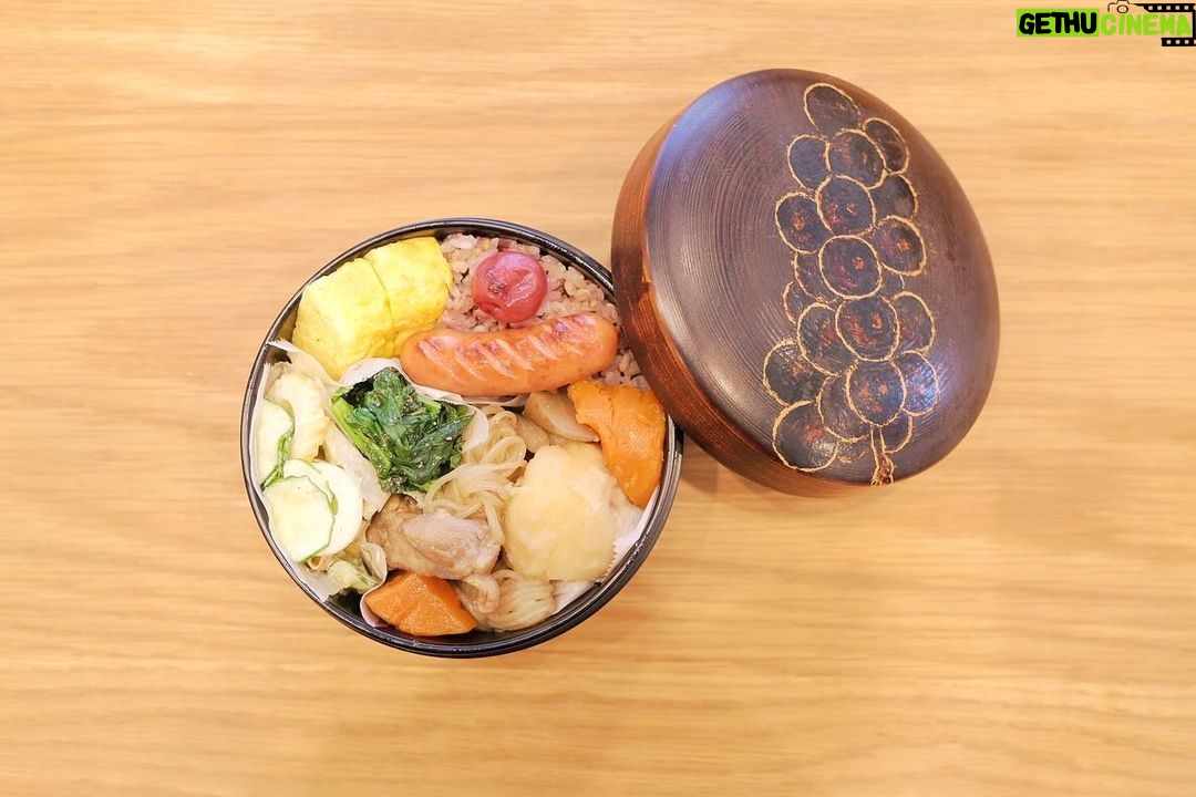 Fumino Kimura Instagram - *** いつかのお弁当。 ぶたじゃが 竹輪ときゅうりの辛子マヨ和え だし巻きたまご ホウレンソウのさっぱり和え コロンと残ってたウィンナー 雑穀米ごはん #ふるきみ のおかあさんの梅干し 奥能登にある農家民宿#ふるきみ のおかあさんが持たせてくれた梅干し。 今まで食べた中で一番好きで 無くなっては送って貰ってました。 またひと瓶無くなったよ また送って貰えるの楽しみにしてるね!! 江戸切子かと思うような 美しいクヌギの紋様が広がる #大野製炭工場 の木炭は 今でもうちの玄関に鎮座してます。 玄関に木炭、とても良いんですって🪵 奥能登と言えば海草の森! #木ノ浦ビレッジ では 私のYouTube初投稿動画で 大変お世話になりました。 ビジネスに農業にダイビングに マルチに大活躍でカッコ良かったなぁ✨ 移住組のみんなは 生まれて初めて捌いてます! って言いながら手作りの ぶりしゃぶご馳走してくれて それが美味しくて美味しくて 食べて飲んで語り合って そんな時間が大好きだから 復興の時に足繁く通うね。 他にも番組のプレゼント企画でも 選ばせて貰った#ふくべ鍛冶 さんや 美味しいでしょ、ふふ🤭って 自分のところのお酒が本当に好きな事が 伝わってくる酒蔵案内をしてくれた #松波酒造 の聖子さん 今は何も力になれなくてごめんなさい。 またみんなで大好きな時間を過ごせますように。 そしてこれを見てくれた方 一にも二にも備えです!! よく聞く三日分の備え、は 命の分水嶺である72時間を 耐え抜くための備えでもあるそうです。 ご家族や大切な方々との避難場所の確認も 必ずしておいて下さいね🙏🏻 🕊️奥能登はこんなに素敵なところです🕊️ 🎥よんなな @yonnana_people ▶️【奥能登に生きる】 https://youtube.com/@yonnana?si=X3glga1nkafr8w89 スクリーンショットして貰って リンク長押しでコピーできるので 是非遊びに行ってみて下さい。 能登の素敵が詰まってます!! ●●●共感していただけたら●●● ふるさと納税で復興を支えてください https://www.city.suzu.lg.jp/site/hurusato-nouzei/4025.html 長くなってごめんなさい! 好きなひと、もの、ことって 勝手にシェアしたくなっちゃうっ許してっ みんなはどんな一日でしたか? また明日ね、おやふみ🫰🏻✨