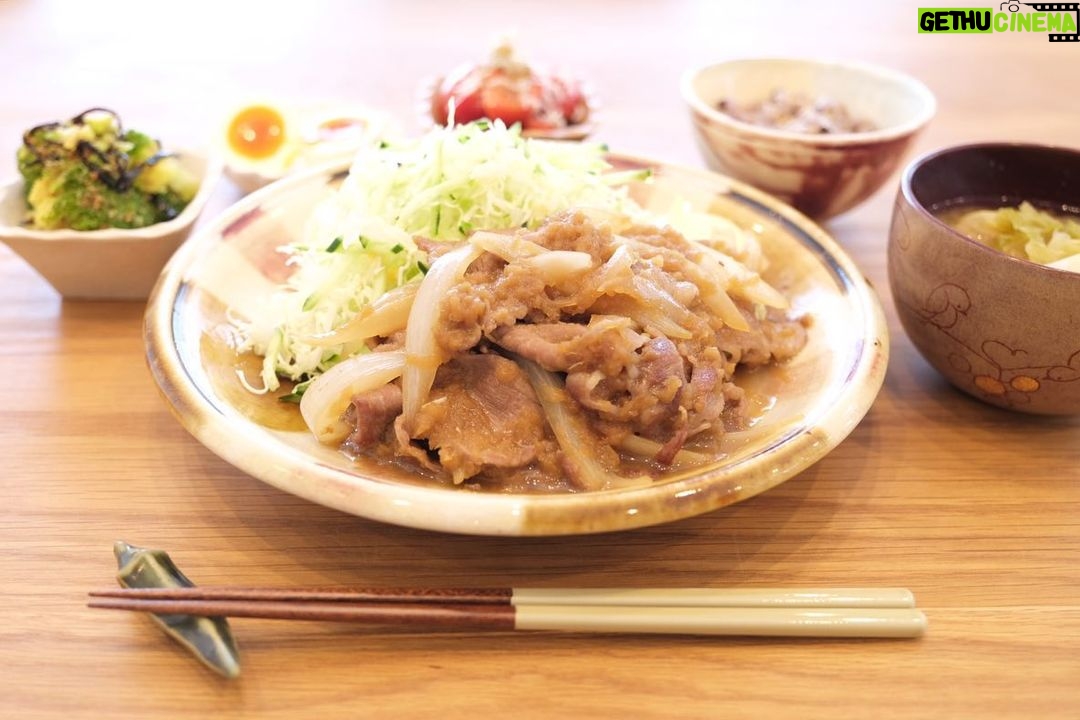 Fumino Kimura Instagram - *** 今日のごはんでした。 しょうが焼き たっぷりキャベ千サラダ ブロッコリーのごま塩こんぶ和え ゆで卵 しらすトマト 白菜と玉ねぎ新じゃがのお味噌汁 雑穀米 しょうが焼きのタレ 玉ねぎとりんごどちらを下ろすかで迷って 下ろしやすさでりんごにしたら 甘めタレになってしまいまして。 これはこれで好きだけど 次は玉ねぎでやってみよう🧅 みんなは甘めorガツンどっち派?