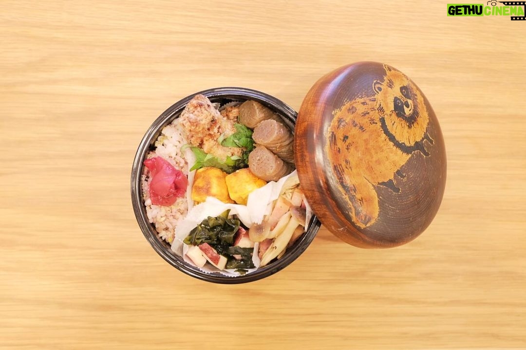 Fumino Kimura Instagram - *** 今日のお弁当でした。 フライドチキン ベーコンときのこのバター醤油炒め クラシックなたまご焼き おかかこんにゃく タコとわかめの酢の物 雑穀米ごはん #ふるきみ のおかあさんお手製梅干し クリスマスだったから の、チキン入れてみました🎄 ほうれん草のお浸しもあったのに 入れ忘れて来ちゃった勿体ない。 そしてお弁当作れたそういう時に 現場でお弁当出るんだよねぇ。 あるある🥹