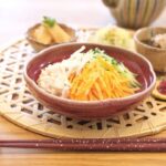 Fumino Kimura Instagram - *** 今日のごはんでした。 ゆで鶏のだし茶漬け風 (きゅうり、ささみ、錦糸卵) キャベツとしらすの和えもの 筍の含め煮 もずく、たたき梅 三杯酢、黒酢と玄米酢 どっちが好みかなぁと試してみたけど 黒酢の方が好みでした！ なんだかもう夏ですね🌻 急に暑くなるから さっぱりさらさらとしたものが 食べたくなった日でした🫧