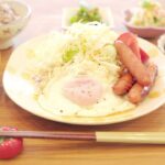 Fumino Kimura Instagram - *** 今日のごはんでした。 たっぷりサラダとトマト 目玉焼きにウィンナー スナップエンドウのごま和え シンプルなポテトサラダ ナスとベーコンのさっと炒め キャベツとハナビラタケのおみそ汁 雑穀米 寝る前に一週間分位のメニューを 何となく考えたり見直したりしてるんですが 大半は眠いなぁって思いながらなので 朝起きて見直して何でこの組合せ？ って思うことしばしばなんです。 メニューはちゃんと 冷蔵庫を見ながら組み立てないとなぁ。