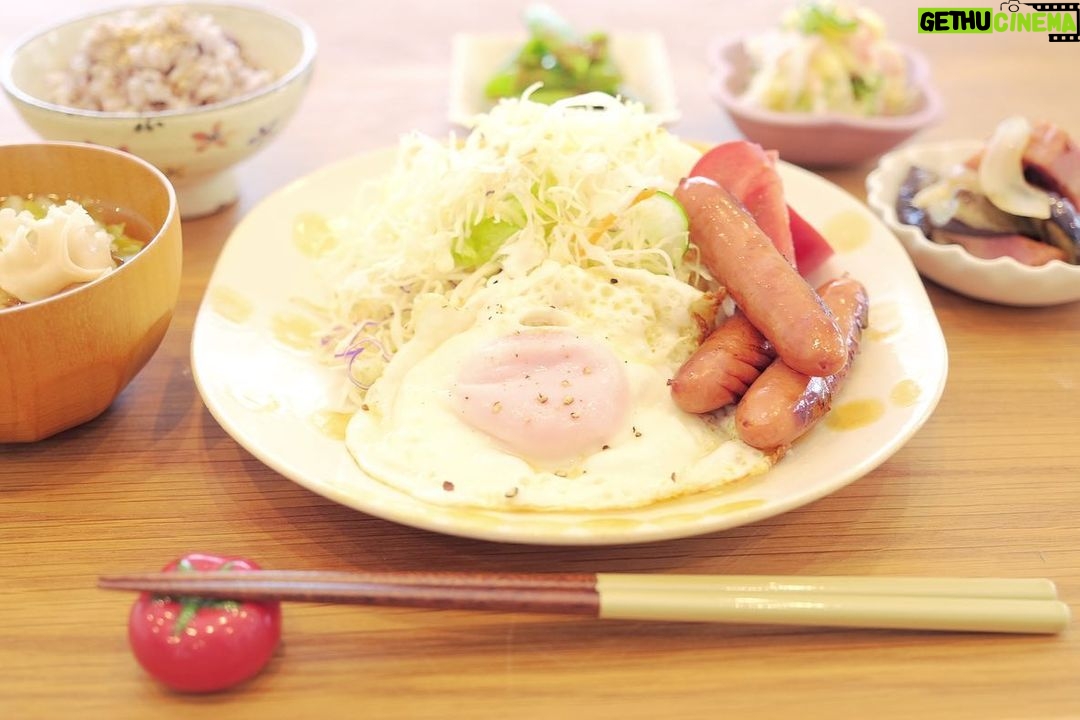 Fumino Kimura Instagram - *** 今日のごはんでした。 たっぷりサラダとトマト 目玉焼きにウィンナー スナップエンドウのごま和え シンプルなポテトサラダ ナスとベーコンのさっと炒め キャベツとハナビラタケのおみそ汁 雑穀米 寝る前に一週間分位のメニューを 何となく考えたり見直したりしてるんですが 大半は眠いなぁって思いながらなので 朝起きて見直して何でこの組合せ? って思うことしばしばなんです。 メニューはちゃんと 冷蔵庫を見ながら組み立てないとなぁ。