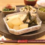 Fumino Kimura Instagram - *** 今日の夜ごはんでした。 さけカマと大根と 結びこんぶの出汁醤油煮 ほうれん草のさっぱり和え 蓮根と大葉の明太和え めかぶ納豆 お豆腐と三つ葉のおみそ汁 雑穀米 さけフレークにしようと思って とっておいたさけのカマ 煮たら良く味が出るだろうなぁと 使ってみて大正解でした。 今日は何か元気なくて 身体に優しいもの、、って作ったら 色味まで優しい通り越して薄い。 まぁそんな日もあるか。 あ、オフィシャルファンクラブで 会員のみんな限定Q&Aやります！ 質問は4/24まで『FAN BLOG』にて 募集してるので是非遊びに来て下さーい🤭✨ https://fuminokimuraofficial.com/ プロフィールにリンク張ってあります！ または木村文乃オフィシャルで検索してね📲