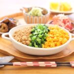 Fumino Kimura Instagram - *** 今日の朝ごはんでした。 鶏そぼろ小松菜たまごの三色丼 蓮根とさつまいものデパ地下風 千切りきゅうりと針生姜もずく トマトとしらすのさっぱり和え 崩し豆腐となめこ白菜のおみそ汁 デコポン ま 味噌 ご ごま和え わ もずく や 小松菜、きゅうり さ しらす し なめこ い さつまいも おぉ、やってみるもんだ。 祖母も母も酢の物をよく出していて 特に祖母の作る三杯酢の味が好きだったなぁ。 幼い記憶だからもう味は忘れちゃったけど ふと思い出して作ってみた三杯酢。 食って一生のものだから 美味しい、好き、の思い出を たくさん作りたい🥗