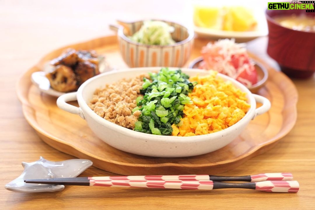 Fumino Kimura Instagram - *** 今日の朝ごはんでした。 鶏そぼろ小松菜たまごの三色丼 蓮根とさつまいものデパ地下風 千切りきゅうりと針生姜もずく トマトとしらすのさっぱり和え 崩し豆腐となめこ白菜のおみそ汁 デコポン ま 味噌 ご ごま和え わ もずく や 小松菜、きゅうり さ しらす し なめこ い さつまいも おぉ、やってみるもんだ。 祖母も母も酢の物をよく出していて 特に祖母の作る三杯酢の味が好きだったなぁ。 幼い記憶だからもう味は忘れちゃったけど ふと思い出して作ってみた三杯酢。 食って一生のものだから 美味しい、好き、の思い出を たくさん作りたい🥗