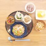 Fumino Kimura Instagram - *** 今日の朝ごはんでした。 春〜夏の食材ってみんな瑞々しくて いつもより食べるのが楽しいです🍅 そら豆と新玉ねぎの卵とじ トマトと大葉のごま塩和え ほうれん草のおひたし れんこんの塩きんぴら 豆もやしとお豆腐お揚げのお味噌汁 雑穀米 今日のデザートは🌽