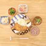 Fumino Kimura Instagram - *** 先日の夜ごはんでした。 夜はあまり食べないのだけど (朝〜お昼たくさん食べるので) テレビでとんかつの特集を見てしまい どうしてもどうしても食べたくなり 作ってしまいました…🤤🍖 薄切りロースを重ねて チーズミルフィーユとんかつ 筍と結びこんにゃくのさっと煮 菜の花の辛子和え トマトと新玉ねぎのぽん酢サラダ なめことお豆腐みつ葉のお味噌汁 雑穀米 金曜日はやることいっぱい！ 今週ラスト、がんばろー🌷