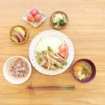 Fumino Kimura Instagram - *** 今日の朝ごはんでした。 立派なアスパラが届いたので まずは軽い塩コショウのみで シンプルに濃厚な甘みと食感を楽しんでから 今度は肩ロースで巻いてみました！ アスパラの肉巻き生姜焼き たっぷりキャベツとトマト サツマイモのレモン煮 小松菜とエリンギのお浸し とちおとめ🍓 昨日の残りのお味噌汁 雑穀米 お天気良くて気持ちいいですね☀️ 東京は今日さくらの開花かな？