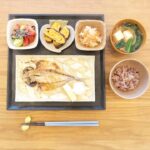 Fumino Kimura Instagram - *** 今日の朝ごはんでした。 やってしまいました。 何でか洗い物が気になって ささっと洗ったつもりだったのに その間にたまご焼きは すっかりお黒くなられて、、。 まぁいいかと剥いで食べました。笑 アジの干物 トマトときゅうりの塩昆布和え 豪快に焦がしたたまご焼き 切り干し大根 玉葱とお豆腐とほうれん草のお味噌汁 雑穀米 たくさんのお祝いメッセージ ありがとう御座います💌 気張らずのんびり 毎日の食卓を楽しみます🍚✨