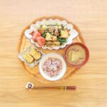 Fumino Kimura Instagram - *** 今日の朝ごはんでした。 ほうれん草がギリギリだったので 一度に沢山食べられるメニューにしました🌱 ほうれん草と厚揚げと 舞茸のピリ辛そぼろ炒め 余ってたトマト 切り干し厚焼きたまご サツマイモのおみそ汁 雑穀米 最近紅はるかの干し芋にハマっていて 毎日おいも食べてる気がします。 私はお粉付が好きです🍠✨ 温かくなってきたし そろそろ買い出し行かなきゃ！ もう寒くならないのかな？？
