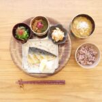 Fumino Kimura Instagram - *** 今日のごはんでした。 最近コンロで使える 魚専用遠赤グリルを買ったんですよ。 煙が出にくく匂いも少なくて なにより洗い物が楽ちんだから お魚焼くのが楽しくなってます♪ サバの一夜干し ほうれん草のお浸し めかぶ納豆梅肉のせ 切り干し大根 白菜と玉ねぎ卵のおみそ汁 雑穀米 これでいいやって 頑張らずあるものでシンプルな日。