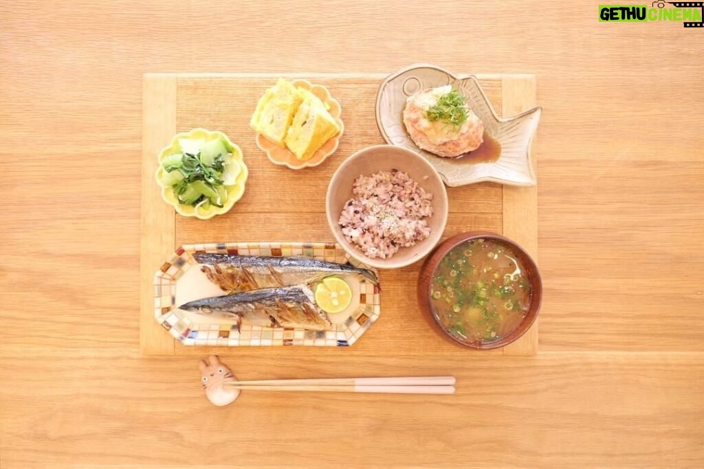 Fumino Kimura Instagram - *** 今日のごはんでした。 さんま塩焼き 青梗菜とシラスのさっぱり和え 失敗明太だし巻き 鶏ハンバーグおろしぽん酢 じゃがいもと玉ねぎのおみそ汁 雑穀米ごはん 家に居るとやることが沢山あって つい携帯触るのをわすれちゃいます。 そしてある時浦島太郎のように あっという間に時間が過ぎてた事に気づきます。 そりゃ師も走る12月ですね☃️