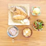 Fumino Kimura Instagram - *** 今日のごはんでした。 頂き物の立派な干物✨ ものを増やすのが好きじゃないから 美味しく楽しく頂いて無くなる 食材とかお出汁は 本当に有難い贈り物です！ ありがとう御座います🙏✨ 干物で焼き魚定食 大根、お豆腐、油揚げの田舎風おみそ汁 トマトと三つ葉のごま塩和え 雑穀米 メロゴールド 二枚目見て見て！！ おみそ汁の湯気写ったの！ 何か一日ハッピーな気持ち🤭♨️