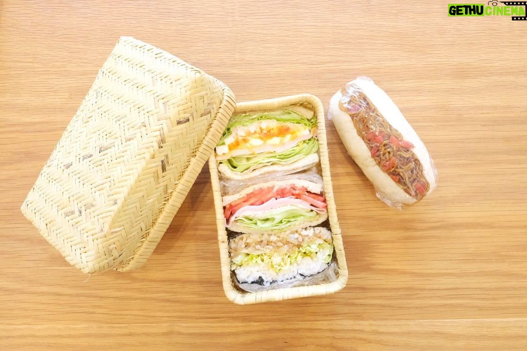 Fumino Kimura Instagram - *** 今日のお弁当でした。 今日はね、ワクワクするお仕事でした。 私が、と言うよりは みんなに喜んで貰えるかなぁと、、 どうかな、、、ワクドキ 春にはお知らせできると思うので 楽しみに待ってて下さいね🤭✨ 焼きそばパン ハムたまごサンド ハムトマトサンド タコライス風おにぎらず 前回の反省も踏まえて パンもごはんも小さく少なく いいサイズ感で作れたんだけど 緊張してて肝心の食欲無くなっちゃって、、 そのままお持ち帰りからの 夜ごはんになっちゃいました🫣 楽しい一日だったな! それではまた明日🙌🏻 お休みなさい🎐