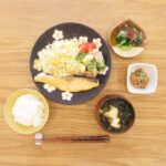 Fumino Kimura Instagram – ***
今日の朝ごはんでした。
朝寒くて中々お布団から出られず
うだうだーってごはん炊いてー
お味噌汁作ってーってしてたら
身体が温まってきて
何とか楽しく作れました!
身体動かすって大事ですね🫣
焼きサケ
山盛りキャベツとトマト
ブロッコリーとゆで卵と
ウィンナーのホットサラダ
チンゲンサイのお浸し
お塩で食べる納豆
わかめとお豆腐のおみそ汁
なるべく温かくして
足もとに気を付けて早めに帰ってね☃️✨