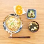 Fumino Kimura Instagram - *** こんにちは！ 今日の朝ごはんでした。 昨日のつけ汁の残りに 白菜とおネギをたっぷり加えて卵でとじて 雑穀ともち麦のごはんにどーんしました。 おぶたさんとタケノコの リメイク卵とじ丼 きゅうりとタマネギの塩昆布和え わかめとお豆腐と油揚げのおみそ汁 みかん 今日はやること沢山だから しっかり食べてわしわし動くぞー！