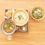 Fumino Kimura Instagram - *** 今日の朝ごはんでした。 おぶたさんとタケノコのつけ汁 軽い食感がお気に入りの シマダヤ糖質40%オフ本うどん 納豆キムチお揚げ #奥能登 #ふるきみ の おかあさん手作り梅干し 新生姜のお漬けもの ベビーほうれん草と大根と 湯むきトマトのしらす和風サラダ お盆のサイズ間違えちゃったし 刻み海苔が風で散りました。笑 換気が好きなので 真冬でもお天気良ければ 窓全開な我が家です☀️