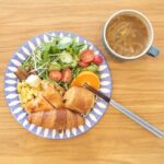 Fumino Kimura Instagram - *** こんばんは！ ガッツリ１食プレートでした。 作るのは好きなんだけどね 食べるのはあまり興味が無いので 一日一食で済むならその方が、、 と考えてこうなりがちです。 一食で一日の栄養取ろうとするの。 身体には全然良くないです。笑 モリモリサラダ ベーコンとスクランブルエッグ サーモンフライ クロワッサンとパンオショコラ 自家製オニオンスープ みかん 普段ごはん食なので たまに食べるクロワッサンが好き。 甘いものも普段は食べないけど 海外の朝ごはんで出る パンオショコラも絶対食べちゃう。 そんな事を思い出しながら🤭 さて、十分のんびりしたし 次の国へ飛び立つ準備しないと✈️