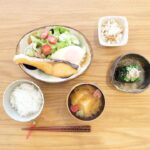 Fumino Kimura Instagram - *** お久しぶりです！ 今日の朝ごはんは焼き魚定食でした！ 甘塩サケ、目玉焼き、納豆 ちょっこっとサラダに きゅうりとカニカマの和え物 ほうれん草のおひたし じゃがいもと玉ねぎのおみそ汁。 2022年も終わりますねぇ。 皆さんはどんな1年でしたか？？ 私は、悩んでもがいて 自分の生き方ということと 随分向き合った1年になりました。 おかげさまで沢山のサプライズが 駆け込んできてくれて 2023は変化と向上の年になりそうです！ もがき苦しんだ分答えもちゃんと やってきてくれるものですね。 本年もたくさん支えていただき 大変お世話になりました！！ 2023年も 関わって下さる方々に ハッピーをお届けできるよう 精進して参ります🙇✨ みなさま、どうぞ良いお年をお迎え下さい🎍🎊 YouTube割と更新頻度高めなので お正月のお供に是非遊びに来て下さい🤭☀️ リンクはプロフィールに張ってあります。