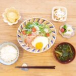 Fumino Kimura Instagram - *** 年末恒例冷蔵庫整理の日々 青菜が好きなのであらゆる青菜が 沢山ストックされていまして さて使い切れるのか？！ 未だ無くならない 頂き物の立派なハム ゆるめの目玉焼き ネギだく熟成納豆 自家製かぶの浅漬けと 奥能登は #ふるきみ のお母さんが 帰りに持たせてくれた梅干し ごぼうと小松菜のおみそ汁 メロゴールド