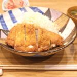 Fumino Kimura Instagram - *** 先日の夜ごはんでした。 夜はあまり食べないのだけど (朝〜お昼たくさん食べるので) テレビでとんかつの特集を見てしまい どうしてもどうしても食べたくなり 作ってしまいました…🤤🍖 薄切りロースを重ねて チーズミルフィーユとんかつ 筍と結びこんにゃくのさっと煮 菜の花の辛子和え トマトと新玉ねぎのぽん酢サラダ なめことお豆腐みつ葉のお味噌汁 雑穀米 金曜日はやることいっぱい！ 今週ラスト、がんばろー🌷