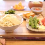 Fumino Kimura Instagram - *** 今日の朝ごはんでした。 やっと食卓も春めきました🌷 ゴロッと筍ごはん 菜の花の辛子和え ちょっと甘めの卵焼き 刻みキムチのせ糸もずく 茹でアスパラとトマト とん汁 せとか🍊 2枚目良く見ちゃダメだよ 終わりかけのマヨネーズが 爆発したんです。変な声出ました。
