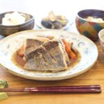 Fumino Kimura Instagram - *** 今日の朝ごはんでした。 先日スーパーに行ったら 鮮度の高そうな黒ムツの切り身が しかも閉店間際のお買い得品…!!! 自分で作るなら煮付けより 焼きの方が好きなので迷ったけど やっぱりこうなりました。 黒むつの煮付けたっぷりの根菜と 作り置き小松菜とエリンギのおひたし シンプルに冷や奴 水茄子の鰹ぽん酢和え キャベツとお揚げのお味噌汁 雑穀米 時期早めの水茄子が くぅ〜っとなる程美味しかったです。 今年の夏野菜も楽しみだなぁ🍅