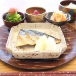 Fumino Kimura Instagram - *** 今日のごはんでした。 最近コンロで使える 魚専用遠赤グリルを買ったんですよ。 煙が出にくく匂いも少なくて なにより洗い物が楽ちんだから お魚焼くのが楽しくなってます♪ サバの一夜干し ほうれん草のお浸し めかぶ納豆梅肉のせ 切り干し大根 白菜と玉ねぎ卵のおみそ汁 雑穀米 これでいいやって 頑張らずあるものでシンプルな日。