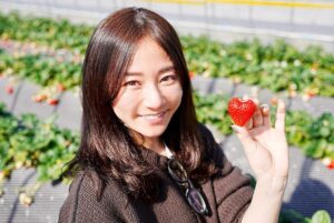 Fumino Kimura Instagram - ***
今日のごはん。

ユッケジャンスープ
じゃがチーズチヂミ
カラフル野菜ナムル

毎年この時に使うお箸置き。
結局お菓子作るまでの余裕は無く
せめての気分だけでも、、🫣💝

オマケの写真はいちご狩りの時の。
そのために栃木に食べに行く程
とちあいかと言う🍓が好きなのですが
実が❤️の型で可愛いので
こちらも雰囲気だけでもそれっぽく。

Happy Valentine💌