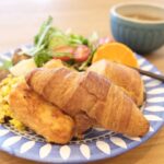 Fumino Kimura Instagram - *** こんばんは！ ガッツリ１食プレートでした。 作るのは好きなんだけどね 食べるのはあまり興味が無いので 一日一食で済むならその方が、、 と考えてこうなりがちです。 一食で一日の栄養取ろうとするの。 身体には全然良くないです。笑 モリモリサラダ ベーコンとスクランブルエッグ サーモンフライ クロワッサンとパンオショコラ 自家製オニオンスープ みかん 普段ごはん食なので たまに食べるクロワッサンが好き。 甘いものも普段は食べないけど 海外の朝ごはんで出る パンオショコラも絶対食べちゃう。 そんな事を思い出しながら🤭 さて、十分のんびりしたし 次の国へ飛び立つ準備しないと✈️