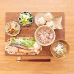 Fumino Kimura Instagram - *** 先日のごはんでした。 ブリ塩焼き 水菜と大根のサラダ 根菜のピリ辛きんぴら 青梗菜とお揚げのおひたし 頂き物の551しゅうまい シジミのおみそ汁 雑穀米ごはん インスタ拝見したけどコックさんですか？ と聞かれました。どちらかというと主婦です👩🏻‍🍳