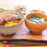 Fumino Kimura Instagram - *** 今日のごはんでした。 鰻たま丼 豆苗の梅おかか和え 残りお刺身納豆 ごぼうとレンコンのきんぴら シュウマイ わかめとお豆腐のおみそ汁 数日前のテレビで 鰻たま丼ってやってたの。 そのビジュアルが美味しそうすぎて どうしても食べたくて 自宅で再現してみたところ 幸せ大満足でした🍚