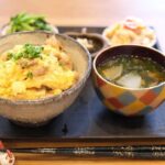 Fumino Kimura Instagram - *** 今日のごはんでした。 親子丼 ほうれん草のさっぱり和え もずく酢 トマトとちくわの明太マヨ和え 大根とわかめのおみそ汁 前日にお取り寄せした鶏の網焼きをして その残った鶏を使って親子丼に🐣 雨が続くから 身体に気を付けてね🫧