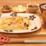 Fumino Kimura Instagram - *** 今日のご飯でした。 サーモンの塩きのこ餡 さつまいもとごぼうの金平 温カブ めかぶとトマトの酢の物 白菜と山芋のおみそ汁 雑穀米ごはん すごい根菜😂 YouTubeもう見てくれたかな？ (リンクはトップにあります) バレンタインのお菓子作りの合間に このメニューを作ってました🍳 そう、かなり珍しく撮って出し。笑