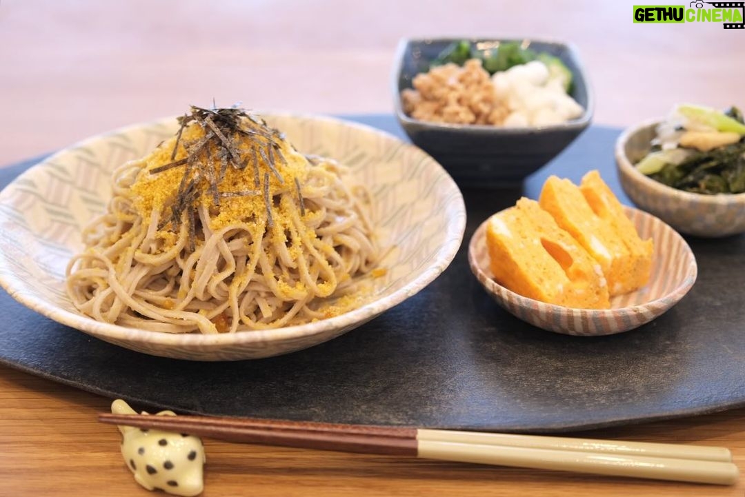 Fumino Kimura Instagram - *** そう言えばのごはんでした。 カラスミ蕎麦 穴の空いただし巻きたまご オクラ山芋モロヘイヤ納豆のネバネバ ワカメとネギとお揚げのぬた 冷蔵庫整理をしていたある日 例に違わずいつのものか 全く分からないだいぶ年季を感じる 冷凍カラスミがでてきました。 一応食べてみるも冷凍焼け感否めず… そう言えばと思い立ち いつか食べたカラスミ蕎麦(とても美味でした) を再現してみることにしました。 結論 自宅でしかもお昼には不向き…. (雰囲気とお酒があって美味しい味ってあるよね) でもカラスミは無事成仏したら ドンマイって事で🫠