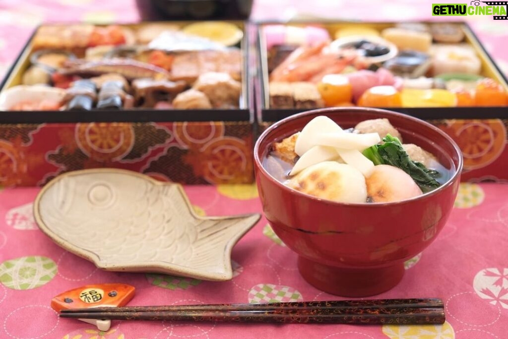 Fumino Kimura Instagram - *** ご挨拶が遅くなってしまいましたが 今年もどうぞよろしくお願い致します🙇 毎年大好きな和食屋さん #和楽惣 のお節で始まるのだけど 今年は折角関根さんに教えて貰った 関根家のお雑煮を作りたい！！ と、コツコツ作ってみました。 鶏ももだと思って解凍したら なんとササミで！ 急遽鶏ひき肉を解凍して 鶏団子にしてます。 私が作ると何でも盛り盛りっと してしまうのはご愛敬で。笑 YouTubeに今日アップしてるので 是非作り方マネしてみてね👩🏻‍🍳 サケと鶏のどちらも 簡単に出来て本当に美味しかった🍲 【料理】突っ込めない木村【お雑煮】 https://youtu.be/chGGoTFoS9s ▶️リンクはトップページにあります ちなみに包み紙？熨斗？の絵は 和楽惣が10周年かな？の時に 私が書いたご店主関根さん。 あれから10年経った今も 何かとこうやって使ってくれて嬉しい🤭 また明日ね、お休みなさい🫧