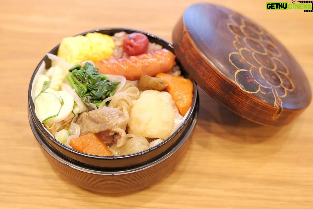Fumino Kimura Instagram - *** いつかのお弁当。 ぶたじゃが 竹輪ときゅうりの辛子マヨ和え だし巻きたまご ホウレンソウのさっぱり和え コロンと残ってたウィンナー 雑穀米ごはん #ふるきみ のおかあさんの梅干し 奥能登にある農家民宿#ふるきみ のおかあさんが持たせてくれた梅干し。 今まで食べた中で一番好きで 無くなっては送って貰ってました。 またひと瓶無くなったよ また送って貰えるの楽しみにしてるね!! 江戸切子かと思うような 美しいクヌギの紋様が広がる #大野製炭工場 の木炭は 今でもうちの玄関に鎮座してます。 玄関に木炭、とても良いんですって🪵 奥能登と言えば海草の森! #木ノ浦ビレッジ では 私のYouTube初投稿動画で 大変お世話になりました。 ビジネスに農業にダイビングに マルチに大活躍でカッコ良かったなぁ✨ 移住組のみんなは 生まれて初めて捌いてます! って言いながら手作りの ぶりしゃぶご馳走してくれて それが美味しくて美味しくて 食べて飲んで語り合って そんな時間が大好きだから 復興の時に足繁く通うね。 他にも番組のプレゼント企画でも 選ばせて貰った#ふくべ鍛冶 さんや 美味しいでしょ、ふふ🤭って 自分のところのお酒が本当に好きな事が 伝わってくる酒蔵案内をしてくれた #松波酒造 の聖子さん 今は何も力になれなくてごめんなさい。 またみんなで大好きな時間を過ごせますように。 そしてこれを見てくれた方 一にも二にも備えです!! よく聞く三日分の備え、は 命の分水嶺である72時間を 耐え抜くための備えでもあるそうです。 ご家族や大切な方々との避難場所の確認も 必ずしておいて下さいね🙏🏻 🕊️奥能登はこんなに素敵なところです🕊️ 🎥よんなな @yonnana_people ▶️【奥能登に生きる】 https://youtube.com/@yonnana?si=X3glga1nkafr8w89 スクリーンショットして貰って リンク長押しでコピーできるので 是非遊びに行ってみて下さい。 能登の素敵が詰まってます!! ●●●共感していただけたら●●● ふるさと納税で復興を支えてください https://www.city.suzu.lg.jp/site/hurusato-nouzei/4025.html 長くなってごめんなさい! 好きなひと、もの、ことって 勝手にシェアしたくなっちゃうっ許してっ みんなはどんな一日でしたか? また明日ね、おやふみ🫰🏻✨