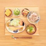 Fumino Kimura Instagram - *** おはよう御座います！ 昨日のごはんでした。 焼きサケ キャベ千サラダ、トマト 明太だし巻きたまご 水菜とえのきのおひたし ジャーマンポテト お豆腐と白菜のおみそ汁 雑穀米ごはん だいぶ気温下がってきて良い感じですね🎐🫧