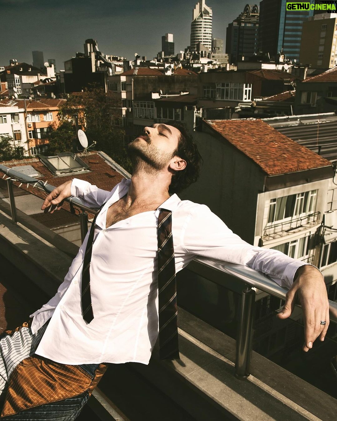 Furkan Andıç Instagram - When Italy🇮🇹 meets Turkey🇹🇷 @furkandic8 Seen by @davidprando_ #furkanandıç #actor #cinema #tvseries #fashion #malefashion #istanbul #turkey #turkishactor #fashionphotography #italianphotographer #menfashion Talent @furkandic8 Mgmt @rbugraozkan Art Direction/Photos/Post Production @davidprando_ Produced by KYNODONTAS @kynodontasofficial @briantraverso_ Production Support: @iremhaykir Styling @ronaahere Styling assistants: @emrhnbal, @kkapplanhazal Mua/Hair @marinasiirfofficial Location: Istanbul - Şişli - Nisantasi Press @1birsenaltuntas Outfits: @bershka @sevdakanalcii Nişantaşı