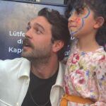 Furkan Andıç Instagram – Çocuklarla keyifle oynadığımız ve öğrendiğimiz bu güzel güne vesile olan Blutv ekibine ve yanımızda olan tüm gazeteci arkadaşlarımıza çok teşekkür ederim. Tekrar görüşmek üzere…🍀🫶🏼👋🏻🧡 Arsuz, İskenderun