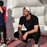 Furkan Andıç Instagram – Çocuklarla keyifle oynadığımız ve öğrendiğimiz bu güzel güne vesile olan Blutv ekibine ve yanımızda olan tüm gazeteci arkadaşlarımıza çok teşekkür ederim. Tekrar görüşmek üzere…🍀🫶🏼👋🏻🧡 Arsuz, İskenderun
